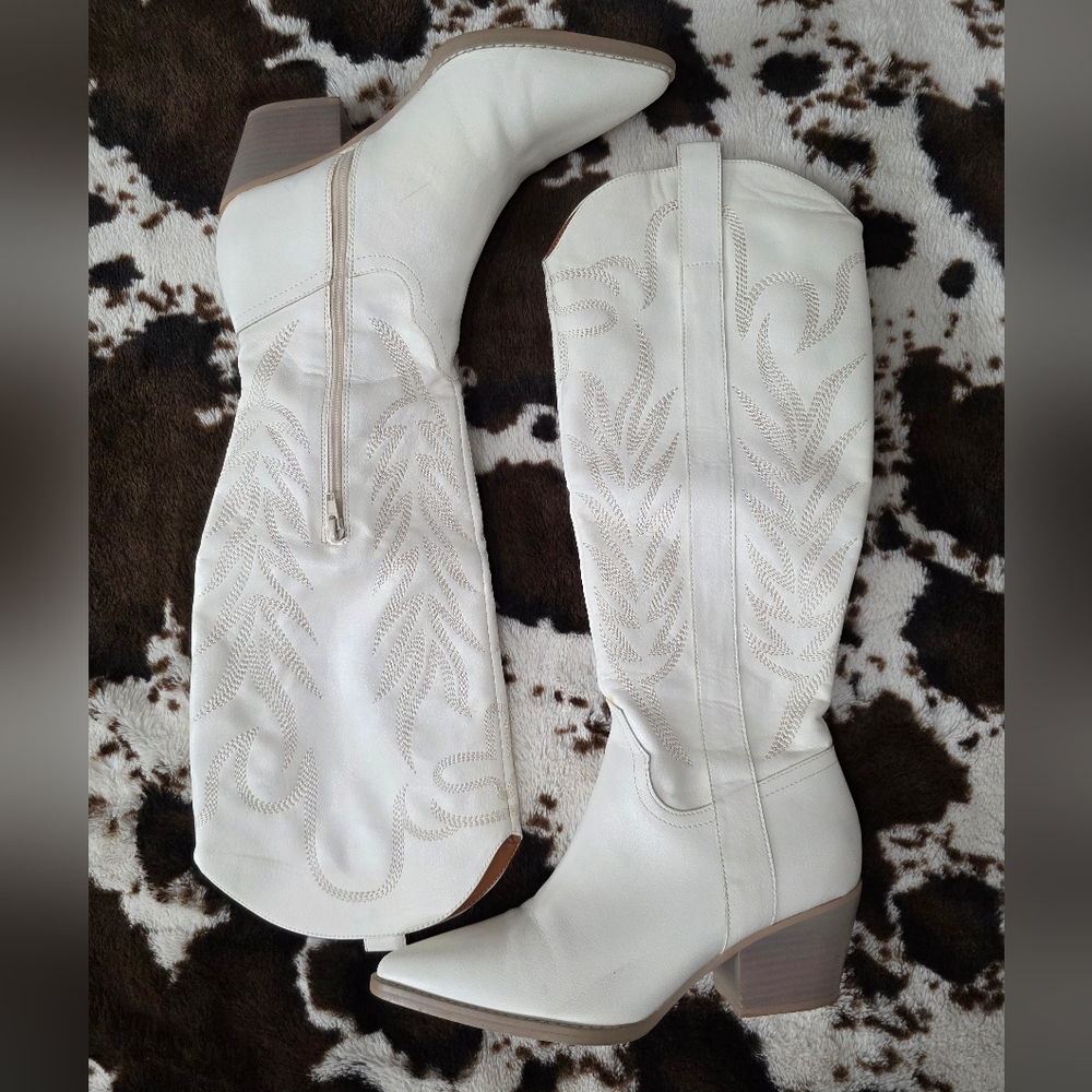 Oasis Society White Cream Boots SIZE 9